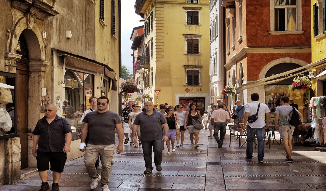 Persone che camminano in via Mazzini a Trento