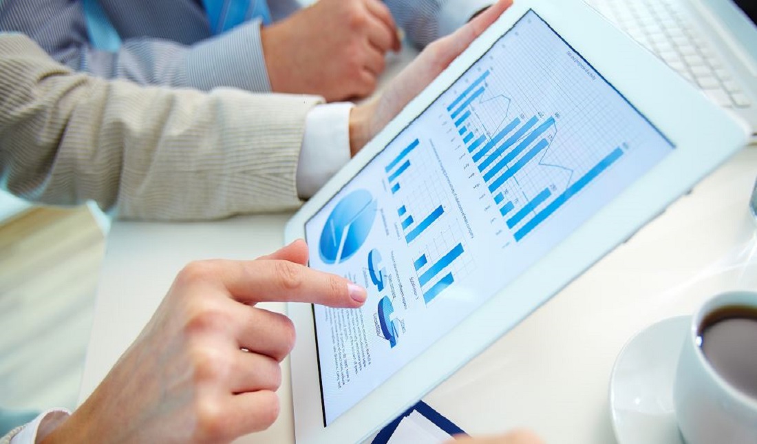 Una persona consulta alcuni dati su un tablet